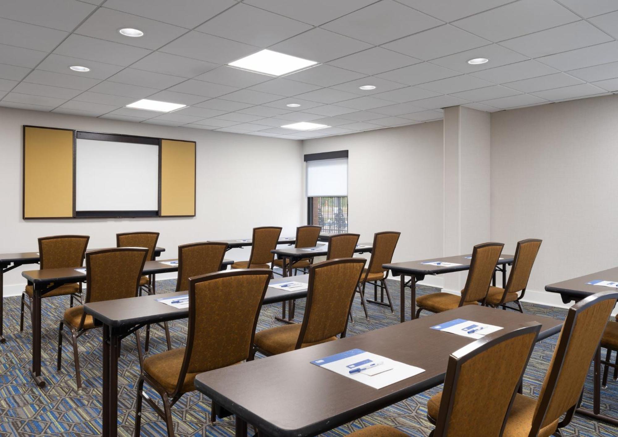Holiday Inn Express Indianapolis Airport By Ihg Plainfield Esterno foto
