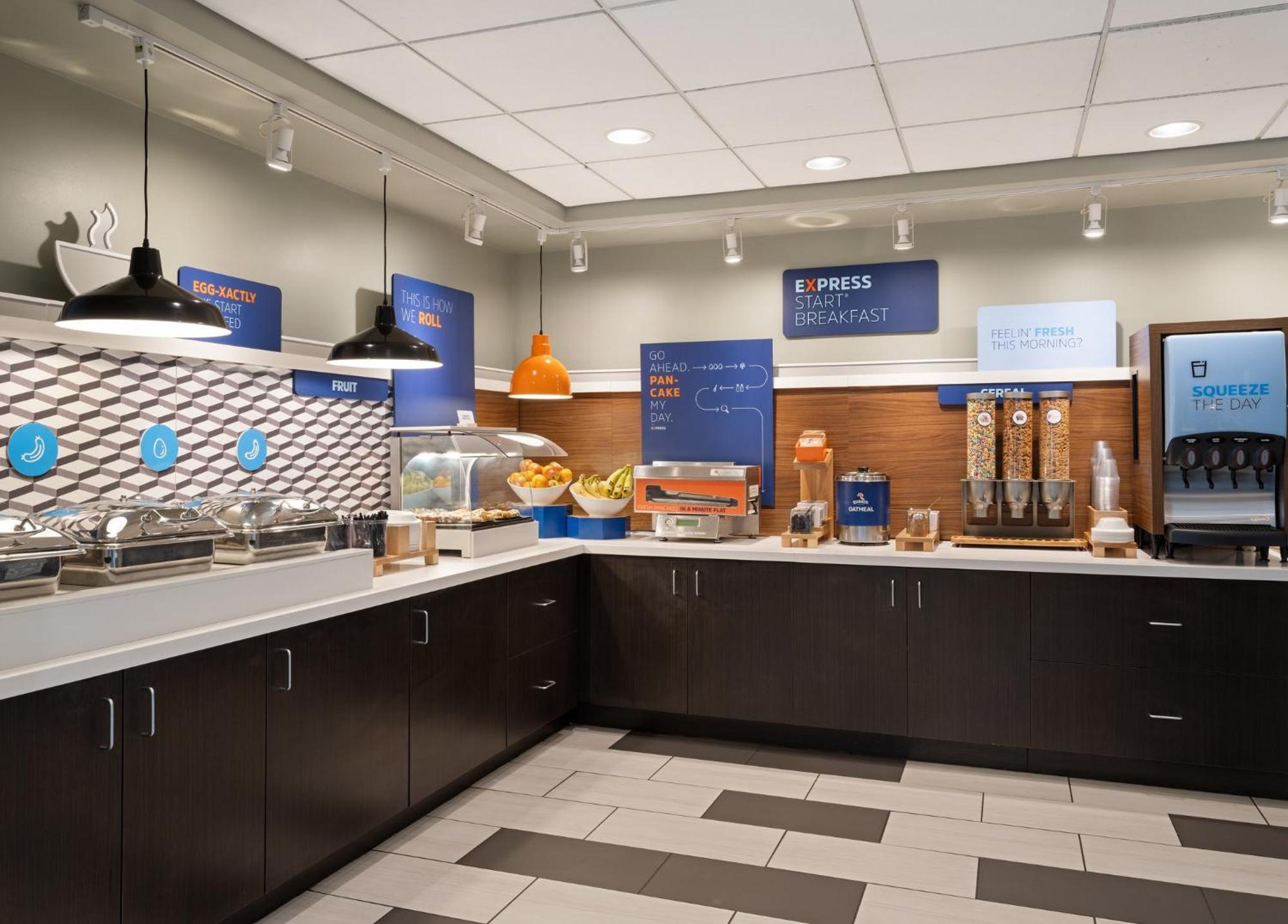 Holiday Inn Express Indianapolis Airport By Ihg Plainfield Esterno foto