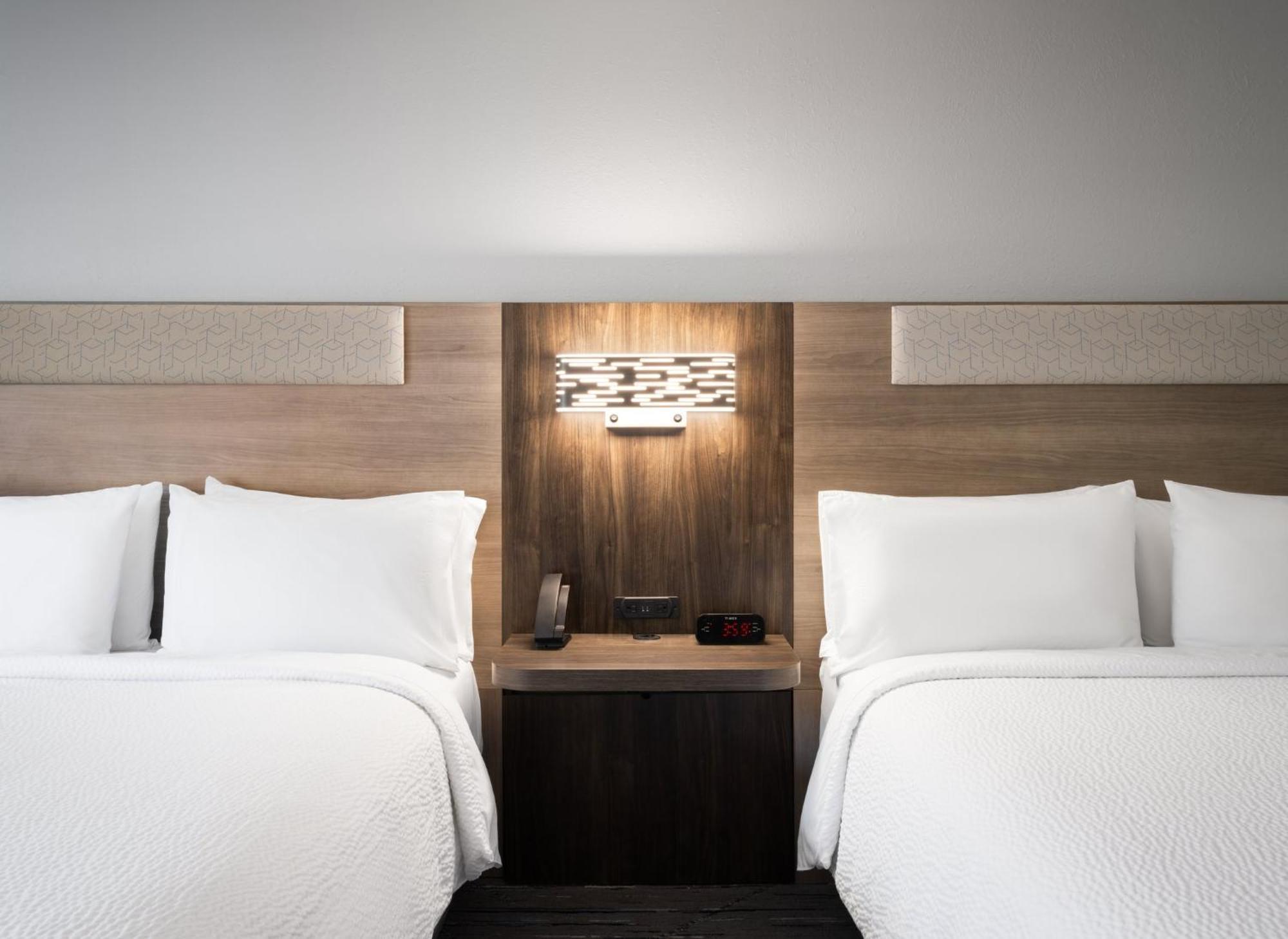 Holiday Inn Express Indianapolis Airport By Ihg Plainfield Esterno foto